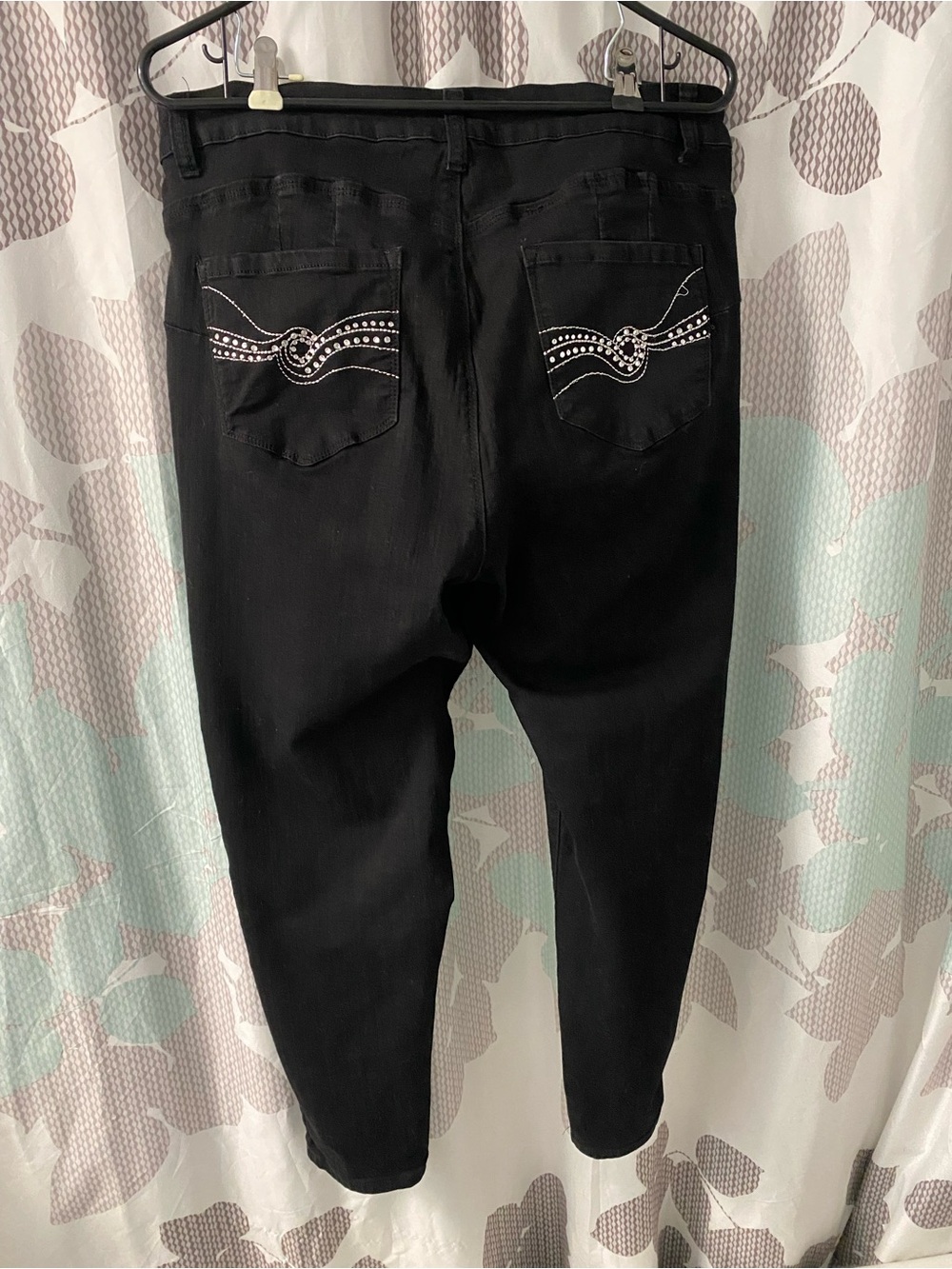 9th & Main Black High-Rise Skinny Jeans With Rhinestone Details On Back Pockets - Picture 5 of 6